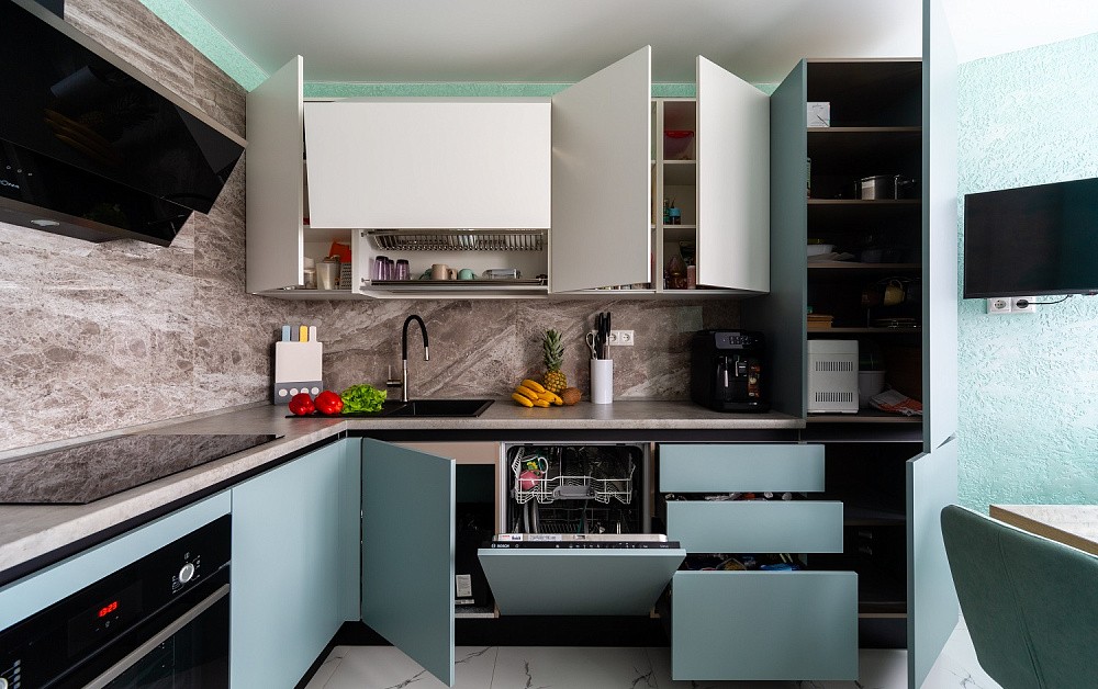 Нежно-голубая кухня в минималистичном интерьере