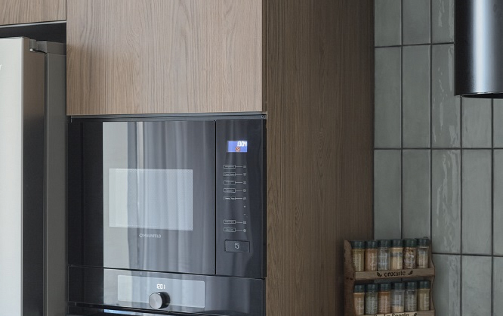 Шелфейно-древесная кухня с открытым хранением