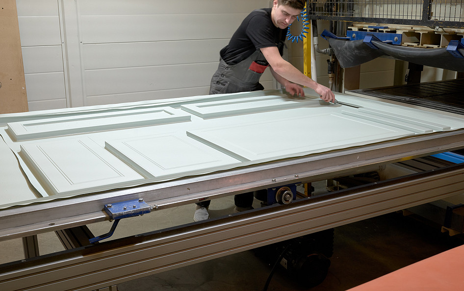 Покрытие заготовок экомембраной с помощью вакуумного пресса