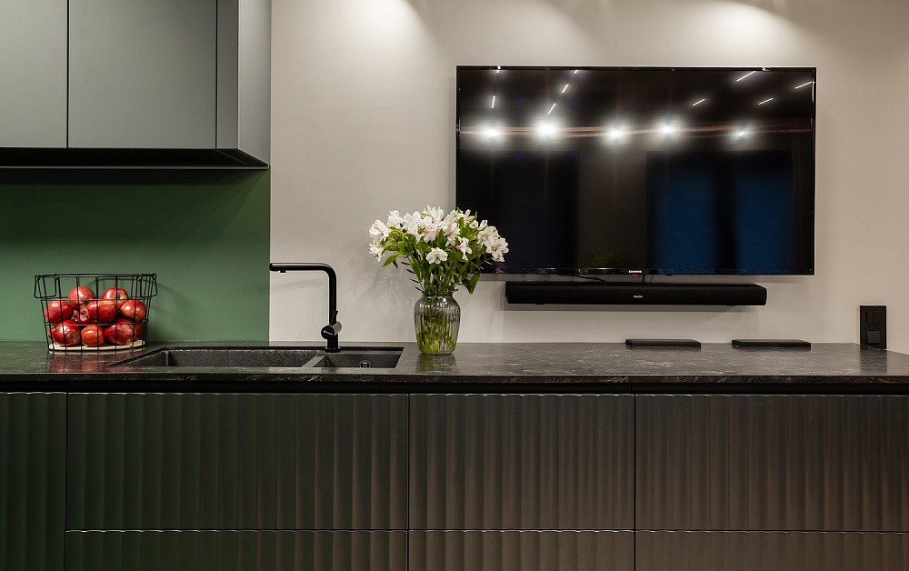 Графитовая кухня для ТВ-проекта «Дачный Ответ»