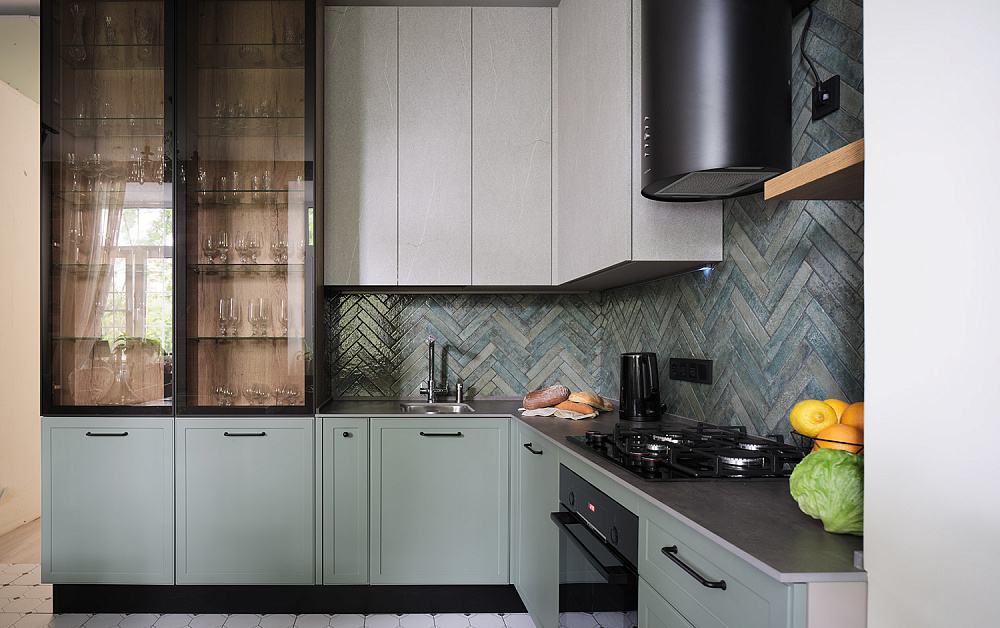 Кухня в московской сталинке в духе норвежского леса