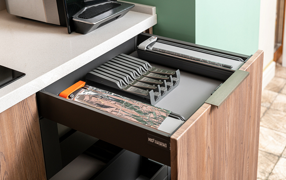 Кухня с комбинированными фасадами от бренда «Кухонный Двор» в проекте «Квартирный Вопрос» (13.11.21г.)