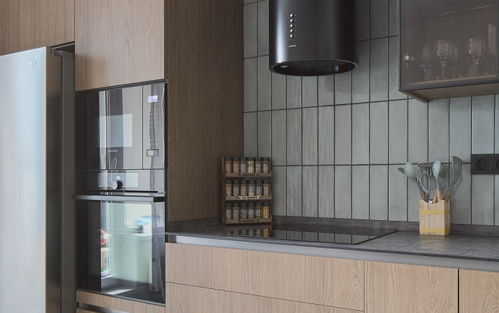 Шелфейно-древесная кухня с открытым хранением