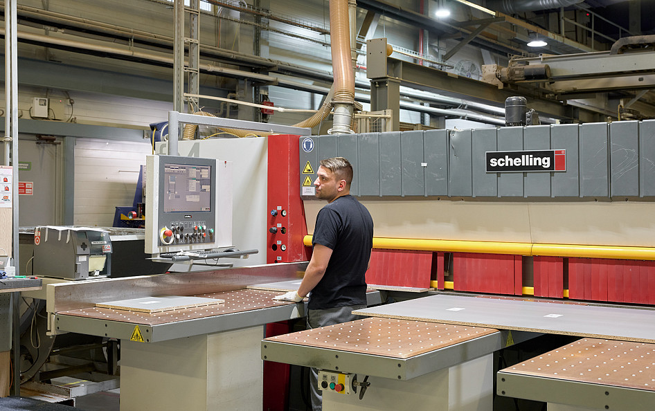 Распил ЛДСП на форматно-раскроечном центре Schelling