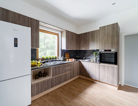 Коричневая кухня в Новосибирске