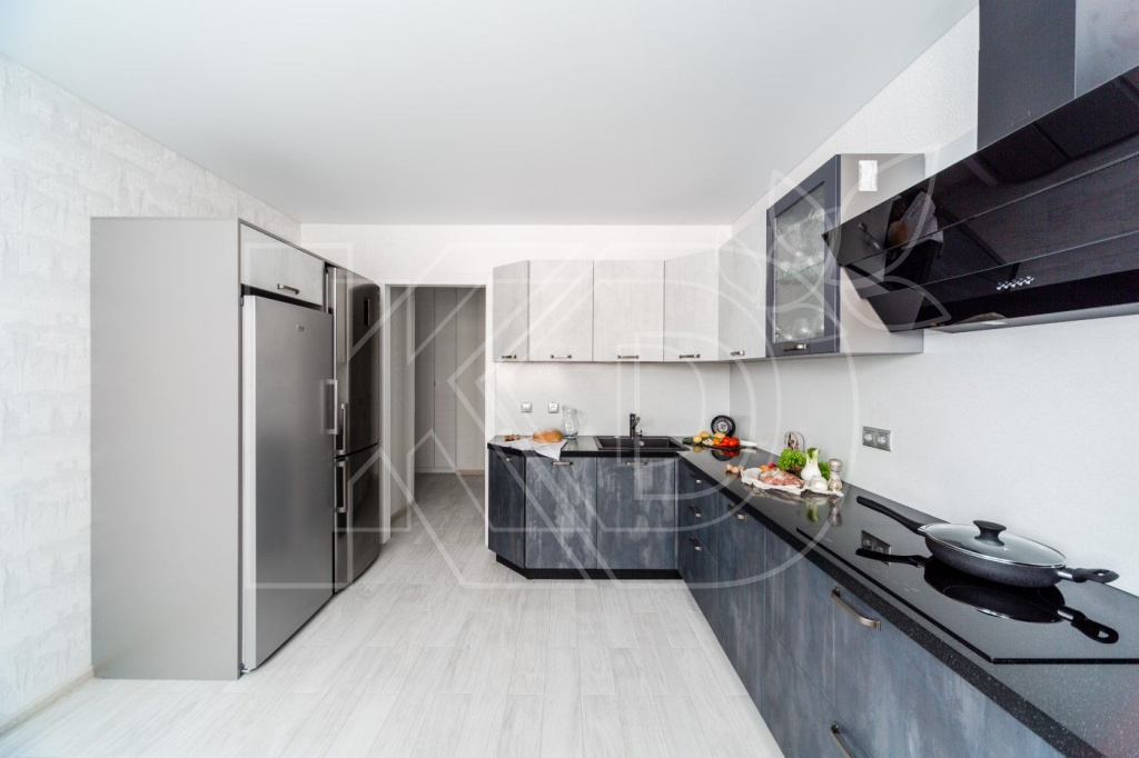 белая кухня с серой столешницей в интерьере фото