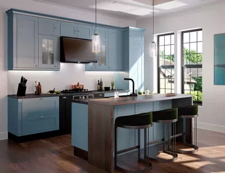 Светлая кухня в Мурманске