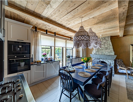 уютная белая кухня