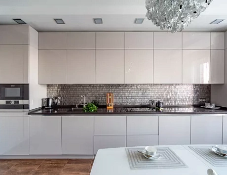 Светлая кухня в Санкт-Петербурге