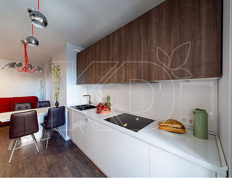 Угловая кухня в коричневых тонах