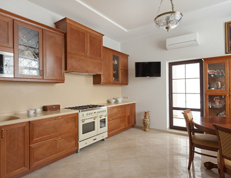 Современные кухни из массива