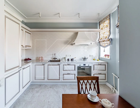 Угловые белые классические кухни