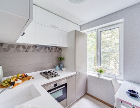 Светлая кухня в Мурманске