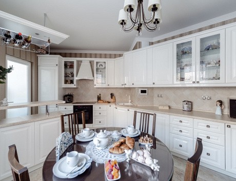 Светлая кухня в Екатеринбурге