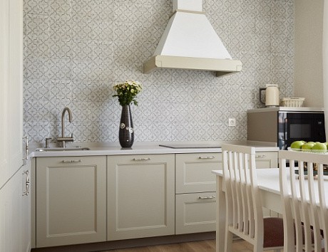 Светлая кухня в Мурманске