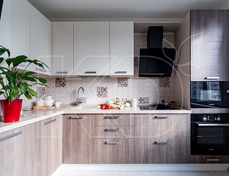 дизайн кухни в бело-коричневых тонах