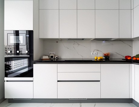 Светлая кухня в Мурманске