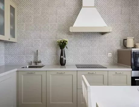 Светлая кухня в Мурманске