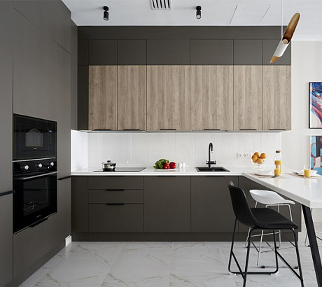 Большая П-образная графитово-белая кухня